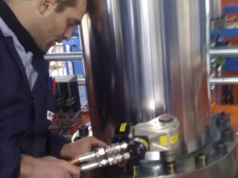 Costruttore presse per linee di produzione lavatrici